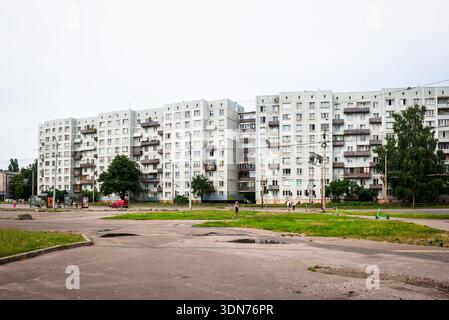 RIGA, LETTONIA. 22 giugno 2022 condomini residenziali di epoca sovietica nel quartiere Purvciems. Foto Stock