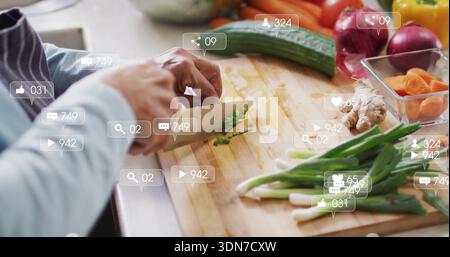 Tritare una donna che indossa un grembiule a righe in cucina con coltello da cuoco, sovrapposizioni sociali, spazio per copiare Foto Stock