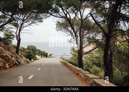 Strada panoramica ma-2210 verso il mare, Cap de Formentor, Maiorca Foto Stock