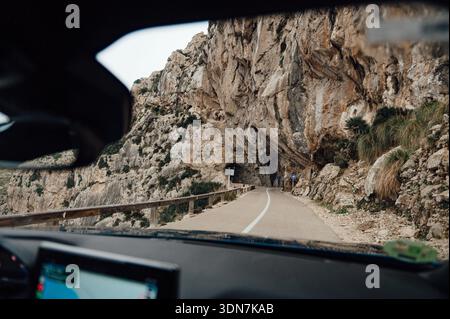 Guida verso Cliff Tunnel sulla ma-2210 fino a Cap de Formentor, Maiorca Foto Stock