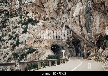 Tunnel Road attraverso le scogliere sulla ma-2210 fino a Cap de Formentor, Maiorca Foto Stock