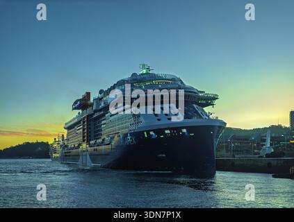Ottobre 2025; Vigo, Galizia, Spagna: Celebrità APEX ancorata a Vigo all'alba con un cielo caldo Foto Stock