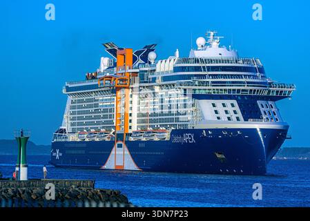 Ottobre 2025; Vigo, Galizia, Spagna: Il Celebrity APEX naviga di fronte alla frangia del porto di pesca di Vigo Foto Stock