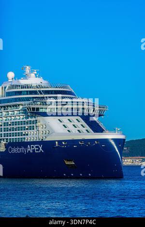 Ottobre 2025; Vigo, Galizia, Spagna: Celebrity APEX si avvicina a Vigo con la città costiera e la collina sullo sfondo Foto Stock