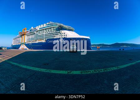 Ottobre 2025; Vigo, Galizia, Spagna: Nave da crociera APEX di celebrità ormeggiata al terminal delle navi da crociera di Vigo con i lavoratori portuali in primo piano Foto Stock
