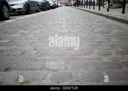 strada acciottolata nella città vecchia di danzica, polonia Foto Stock