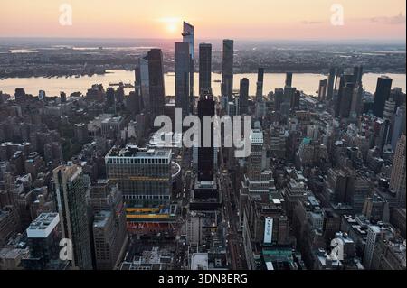 Vista aerea dello skyline di New York durante il tramonto con alti grattacieli. Manhattan, New York, Stati Uniti Foto Stock