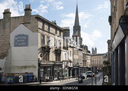 Intorno a Bath, Somerset, Inghilterra, Regno Unito, guardando lungo Broad Street, la chiesa della guglia di St Michaels Foto Stock