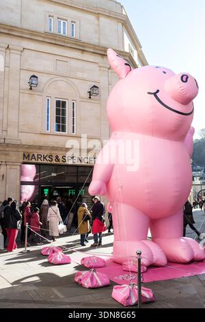 Intorno a Bath, Somerset, Inghilterra, Regno Unito, Percy Pig fuori dal nuovo magazzino Marks and Spencer southgate Bath Foto Stock