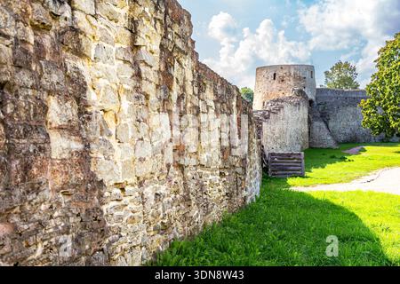 Antichi muri di pietra grezza e la torre della fortezza di Izborsk, Izborsk, regione di Pskov, Russia. Castello medievale del XIV secolo Foto Stock