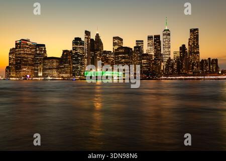 Una splendida vista panoramica del paesaggio urbano di Manhattan catturata dal lungomare di Brooklyn al crepuscolo, New York Foto Stock