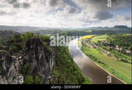 Alba panoramica sul parco nazionale della Svizzera sassone a Sachsen Foto Stock