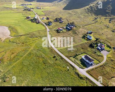 Vista aerea sul borgo di Innersand, Fredvang, Lofoten, Norvegia, Europa Foto Stock