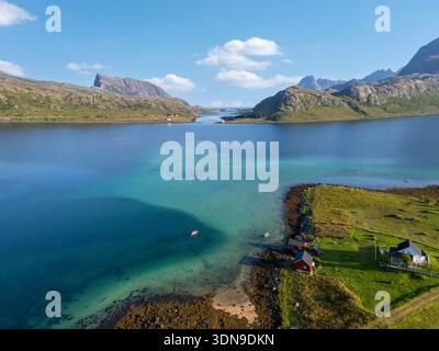 Vista aerea del paesaggio costiero dell'Atlantico settentrionale, Fredvang, Lofoten, Norvegia, Europa Foto Stock