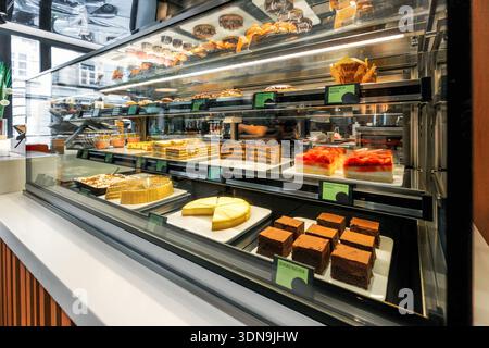 Esposizione di dessert con una vivace selezione di torte, muffin e pasticcini in una caffetteria a Vienna, Austria. Foto Stock