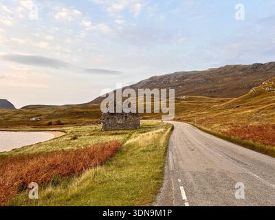 casa rotta sul bellissimo lago Foto Stock