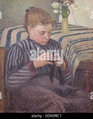 Woman Mending di Camille Pissarro, 1895 anni, donna seduta su una poltrona a righe incentrata sul lavoro ad ago, fiori in vaso sul tavolo dietro Foto Stock