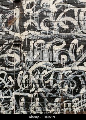 street art/graffiti con motivi artistici nell'iconica AC/DC Lane di Melbourne, Australia Foto Stock