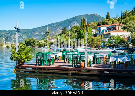 Tavoli di taverna greca su molo di legno nel villaggio di geni, isola di Lefkada, Grecia Foto Stock
