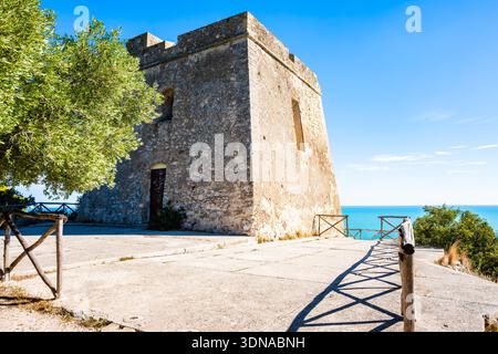 Torre dell'aglio, un'antica torre di avvistamento costiera costruita in pietra che si affaccia sul mare Adriatico vicino a Vieste, Puglia, Italia Foto Stock