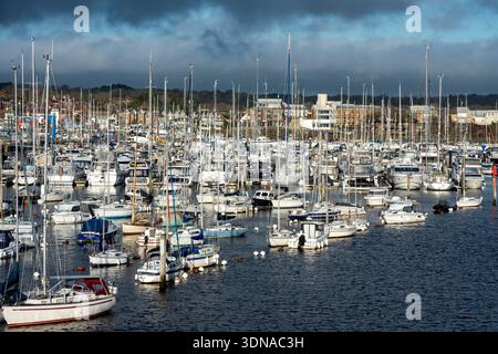 L'affollato e pieno porto turistico per yacht e barche sul fiume Lymington nell'Hampshire, Inghilterra, Regno Unito. Yacht e barche ormeggiati e ormeggiati nel fiume Lymington. Foto Stock