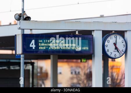 Budapest, Ungheria - 28 febbraio 2021: Stazione ferroviaria Kelenfold di Budapest. Orari digitali e sistema informativo MAV delle ferrovie ungheresi. Foto Stock
