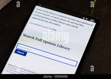 Schermo cellulare con la Epstein Library Search aperta sul sito web del Dipartimento di giustizia a Balykchy, Kirghizistan - 2 febbraio 2026 Foto Stock