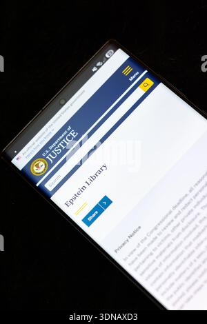 Schermo cellulare con la biblioteca Epstein aperta sul sito web del Dipartimento di giustizia degli Stati Uniti a Balykchy, Kirghizistan - 2 febbraio 2026 Foto Stock