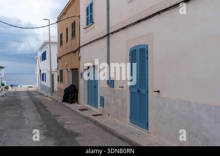 Tradizionali case in pietra su una strada tranquilla Foto Stock