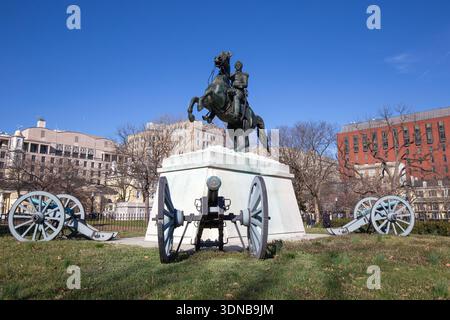 Statua equestre del presidente Andrew Jackson con cannoni storici a Lafayette Square, Washington, D.C. Foto Stock