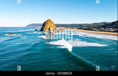 Una vista aerea mozzafiato ad alto angolo che cattura l'iconica macchia di mare di Haystack Rock, l'ampia spiaggia di sabbia e la costa dell'Oceano Pacifico a Cann Foto Stock