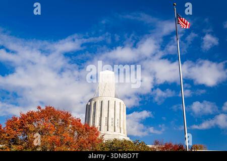 L'edificio del Campidoglio dello stato dell'Oregon si erge in modo prominente sotto un cielo luminoso e limpido a Salem Foto Stock