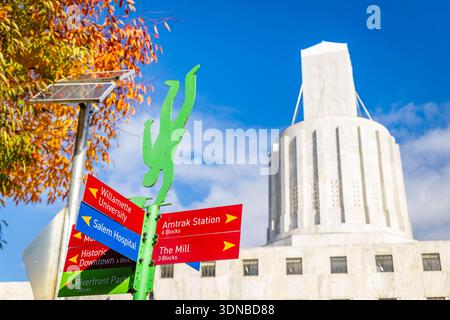 L'edificio del Campidoglio dello stato dell'Oregon si erge in modo prominente sotto un cielo luminoso e limpido a Salem Foto Stock