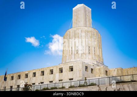 L'edificio del Campidoglio dello stato dell'Oregon si erge in modo prominente sotto un cielo luminoso e limpido a Salem Foto Stock