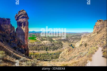 L'iconica formazione rocciosa di Monkey Face è chiaramente visibile dalla vista sulla cima del vasto paesaggio dello Smith Rock State Park Foto Stock