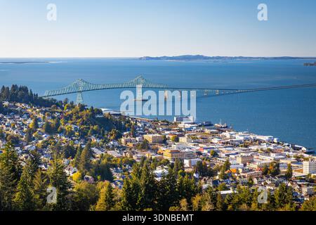 Il magnifico ponte Astoria-Megler si estende attraverso il fiume Columbia, catturato dall'altezza della colonna Astoria in una brillante giornata di sole Foto Stock