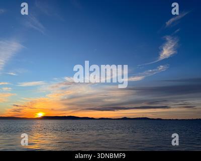 Attraenti fioriture di nuvole si innalzano sopra la silhouette di San Francisco vista da est Foto Stock