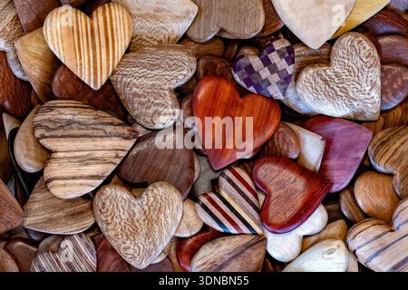 Assortimento di cuori in legno fatti a mano dall'artista Tommy Simpson - Asheville, North Carolina, USA Foto Stock