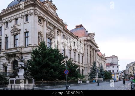 Bucarest, Romania - Vista della strada Lipscani con l'edificio della Banca Nazionale della Romania, che mostra l'architettura neoclassica nel cuore della città Foto Stock