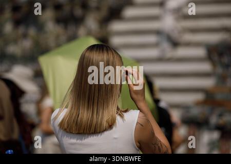 Visita turistica femminile al tempio tailandese, vista posteriore, Wat Arun. Foto Stock