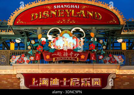 Shanghai Disneyland China , 29 gennaio 2026 : cartello d'ingresso a Shanghai Disneyland in inglese e cinese e decorazione per il capodanno cinese Horse Foto Stock