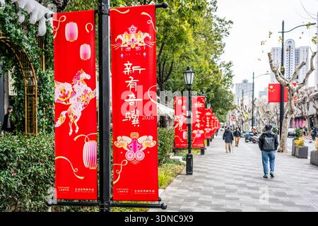 Shanghai Cina , 30 gennaio 2026 : striscioni rossi con decorazioni a cavallo in strada nella zona di Xintiandi per il Capodanno cinese 2026 Foto Stock