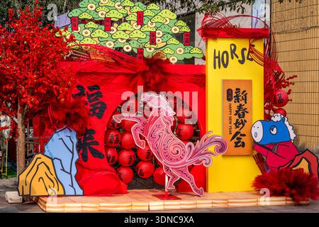 Shanghai Cina , 2 febbraio 2026 : decorazioni a cavallo nella strada nella zona di Jingan per il Capodanno cinese a cavallo 2026 Foto Stock