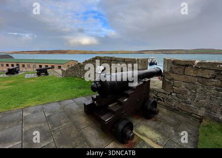 Canons at Fort Charlotte, un forte di artiglieria nella città di Lerwick, Shetland, Scozia, Regno Unito Foto Stock