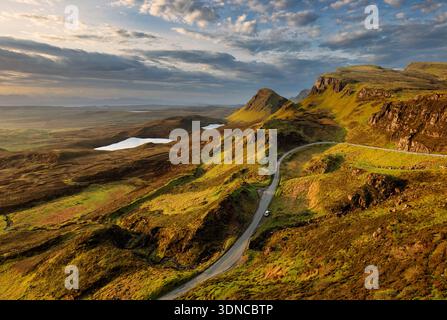 Paesaggio montano nelle Highlands scozzesi con strada all'alba, Isola di Skye Foto Stock