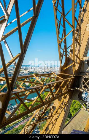 Francia, Parigi, la struttura metallica della Torre Eiffel Foto Stock