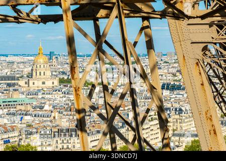 Francia, Parigi, Les Invalides attraverso la struttura metallica della Torre Eiffel Foto Stock