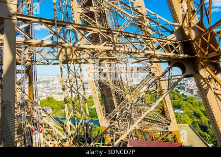 Francia, Parigi, la struttura metallica della Torre Eiffel Foto Stock