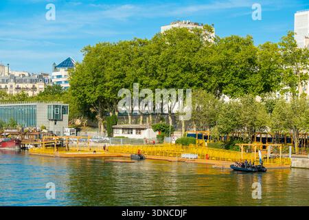 Francia, Parigi, la Senna, la zona balneare di Grenelle in giallo sulla riva sinistra Foto Stock