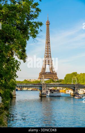Francia, Parigi, la Senna, la Torre Eiffel vista dall'ile aux Cygnes Foto Stock